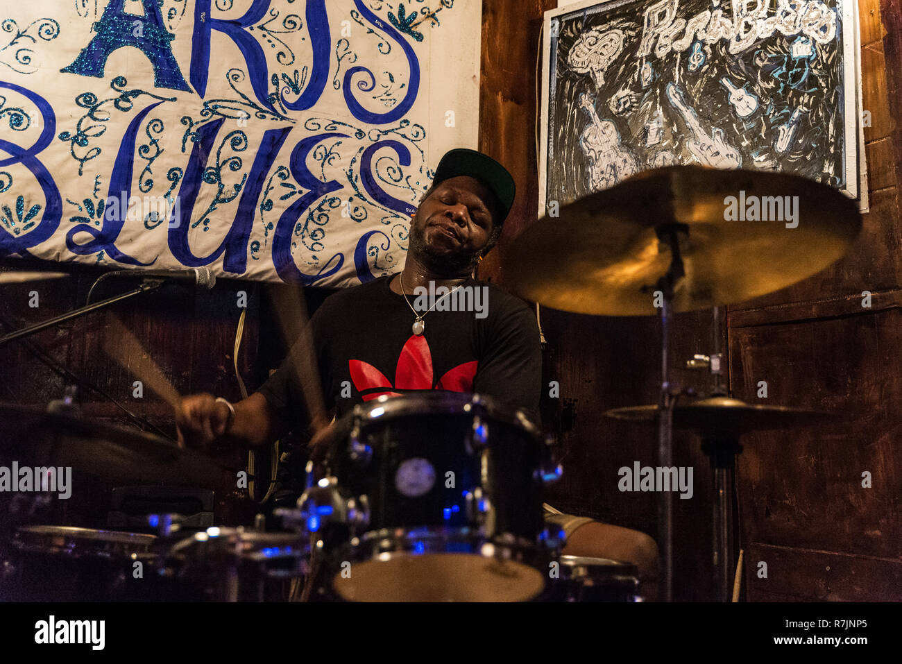 New York City, USA - 29. Juli 2018: Schlagzeuger spielt mit seiner Band in einer Performance in Paris Blues Harlem in Harlem, New York City, USA Stockfoto