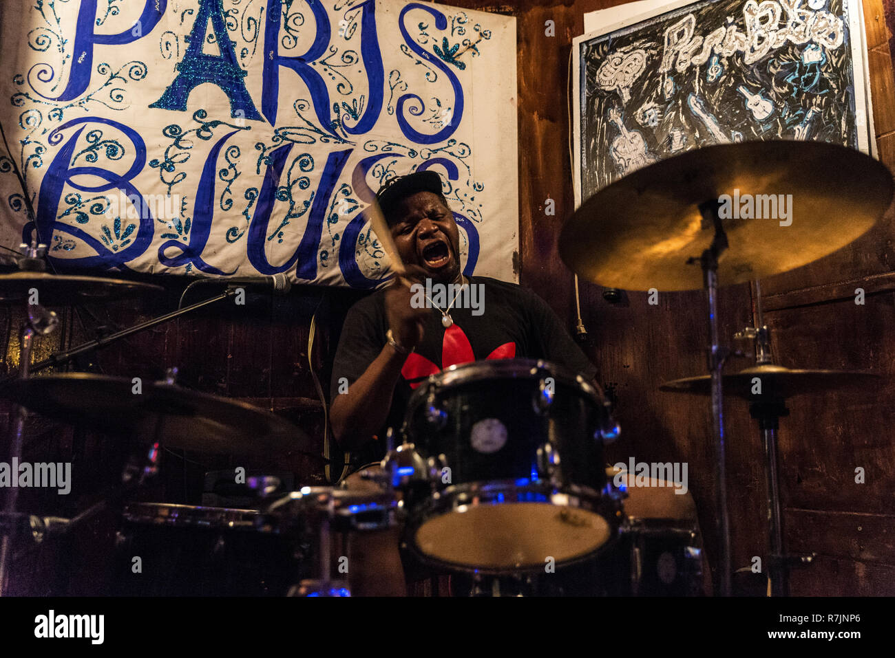 New York City, USA - 29. Juli 2018: Schlagzeuger spielt mit seiner Band in einer Performance in Paris Blues Harlem in Harlem, New York City, USA Stockfoto