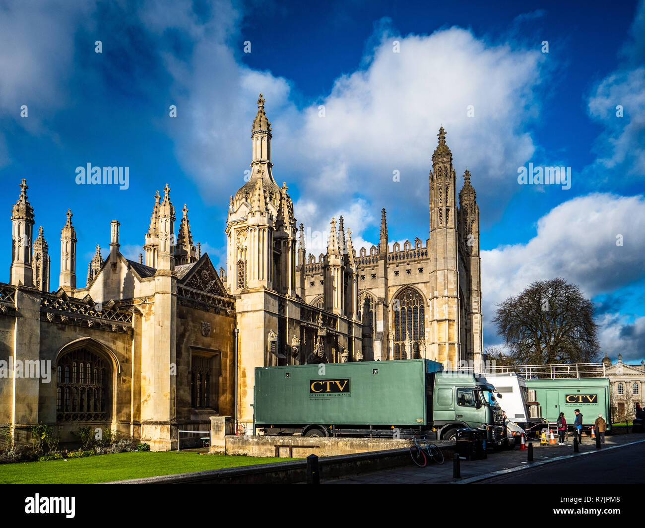 CTV außerhalb von Broadcast Trucks außerhalb der Kings College Chapel Cambridge für die jährlichen Weihnachtssendungen des Carol Service Stockfoto