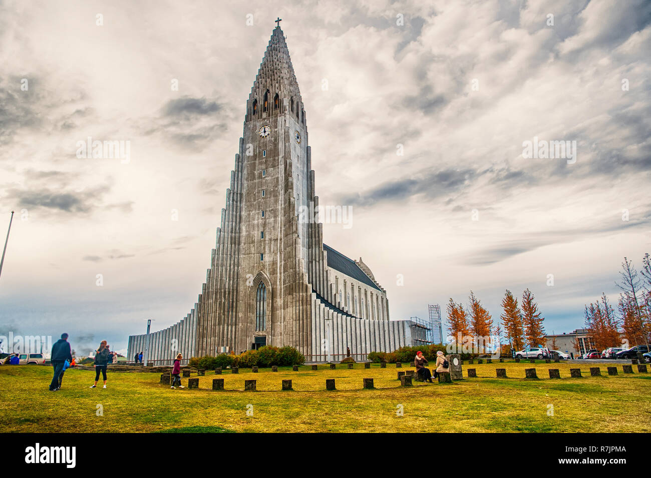 Island Hallgrimskirkja Kathedrale in Reykjavik, Island, evangelische Pfarrkirche, Stoßfänger in einem bewölkten Herbst Tag Stockfoto