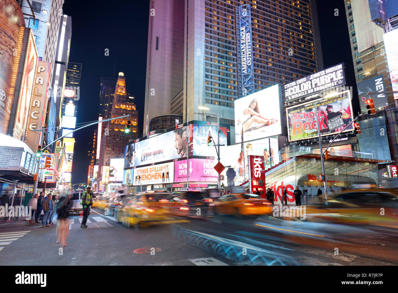 NEW YORK, USA - 12. April: Die Architektur der berühmten Times Square in New York City, USA mit seinen leuchtreklamen und Panels in der Nacht und eine Menge tour Stockfoto