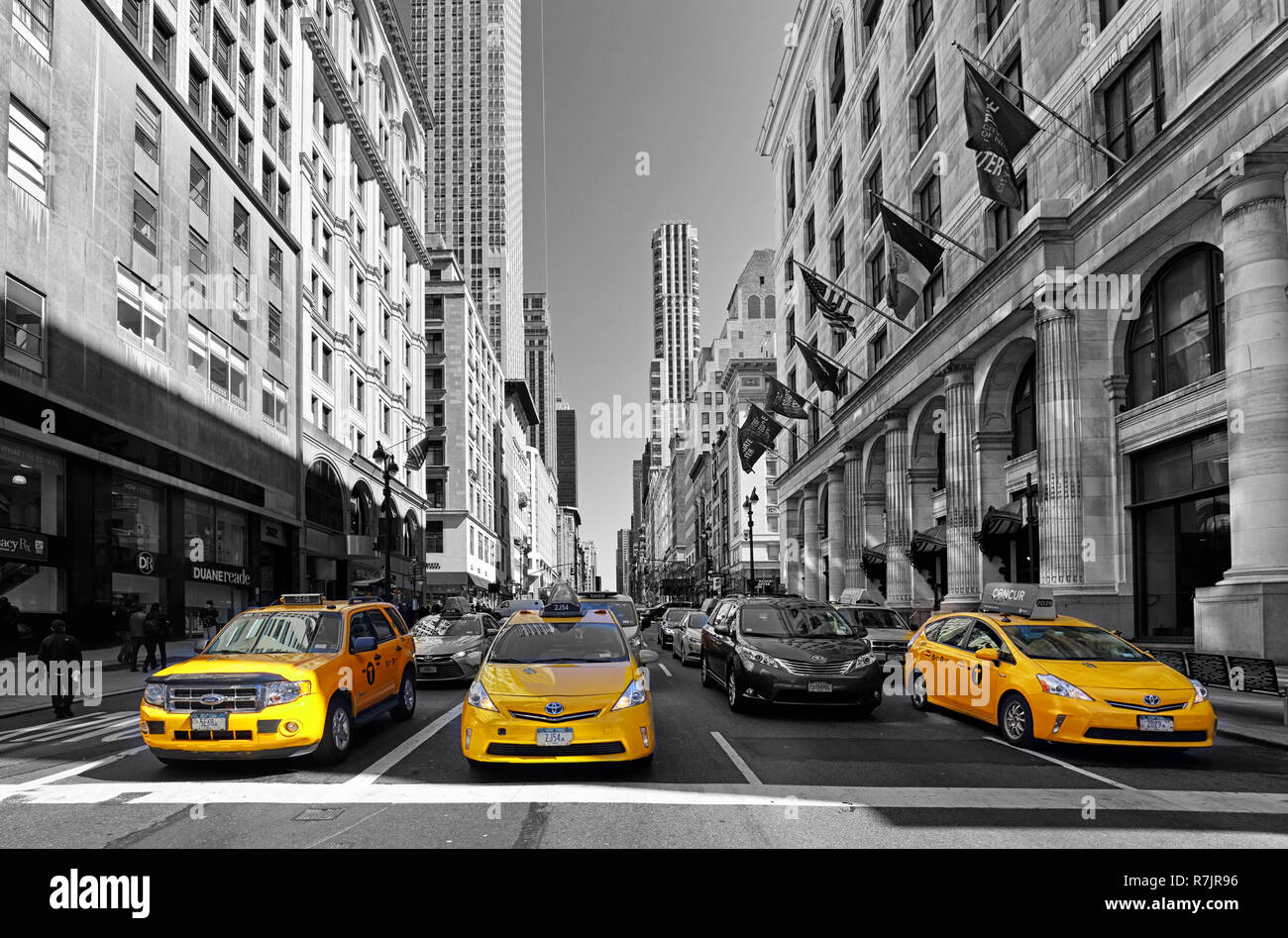 NEW YORK - 15. April: Gelbe Taxis fahren Sie auf der 5th Avenue am 15. April 2016 in New York, USA. 5Th Avenue ist eine zentrale Straße in Manhattan, den Teuersten Stockfoto