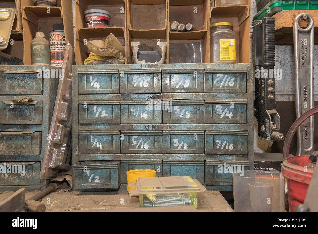 Ein alter Satz Teile Schubladen mit imperialen amerikanischen Messungen an jeder Schublade in einem Workshop gekennzeichnet Stockfoto