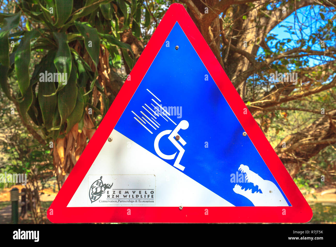 St. Lucia, Südafrika - 30.August 2014: Afrikanische Tierwelt Warnzeichen für erdneigung weil Rollstühle, die am Ende kann gegessen von Nil Krokodilen. ISimangaliso Wetland Park, Ezemvelo KZN Wildlife. Stockfoto