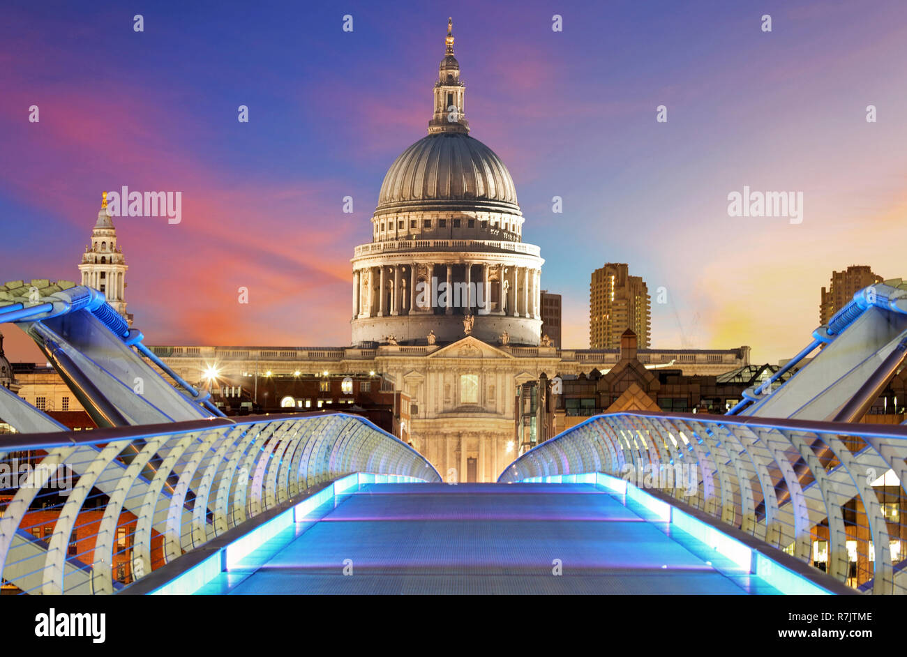 Millennium Bridge führt zu Saint Paul's Cathedral in London bei Nacht Stockfoto