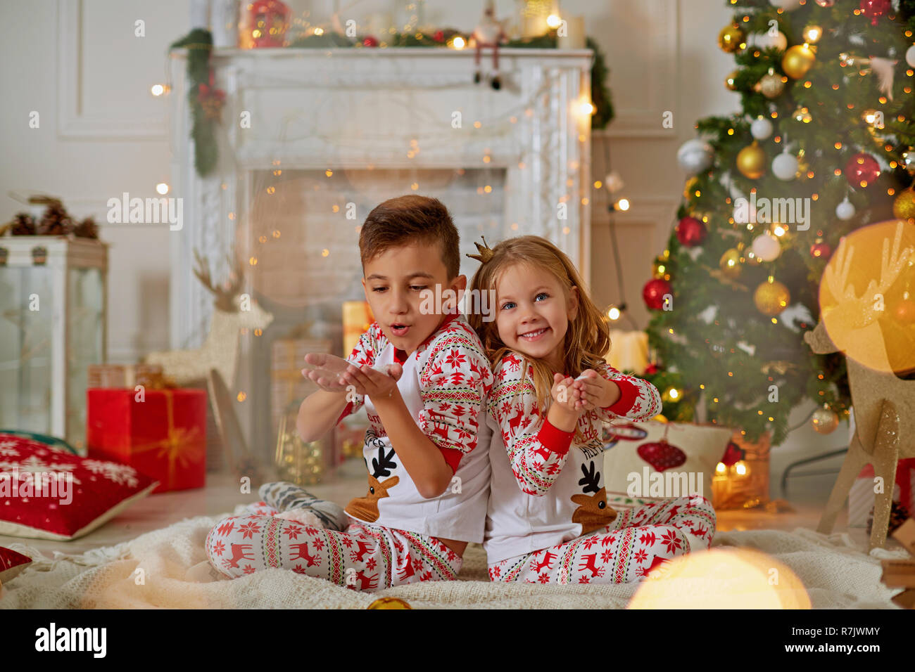 Adorable kleinen Mädchen und Jungen in der Weihnachtszeit Stockfoto