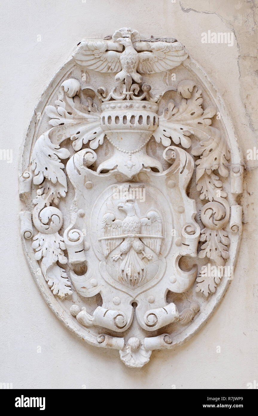 Knight's Wappen an der Wand des Peleș Schloss, Siebenbürgen, Rumänien Stockfoto
