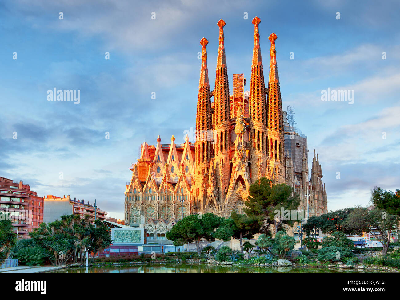 BARCELONA, Spanien - FEB 10: Blick auf die Sagrada Familia, eine große katholische Kirche in Barcelona, Spanien, entworfen von katalanischen Architekten Antoni Gaudi, Stockfoto