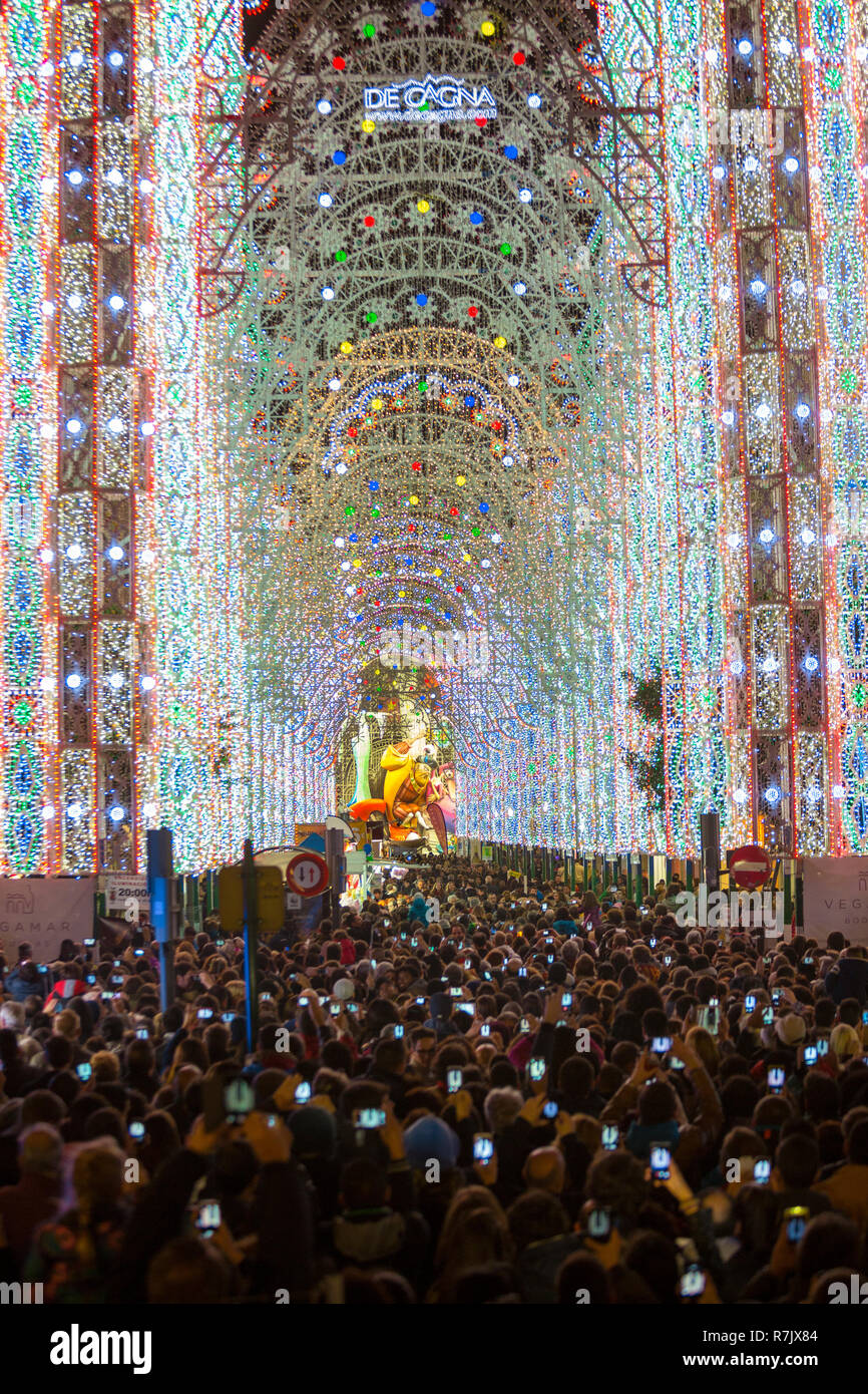 Fallas Festivals. Beleuchtete Straße. Valencia. Gemeinschaft Valencia. Spanien. Das immaterielle Kulturerbe der Menschheit. UNESCO Stockfoto