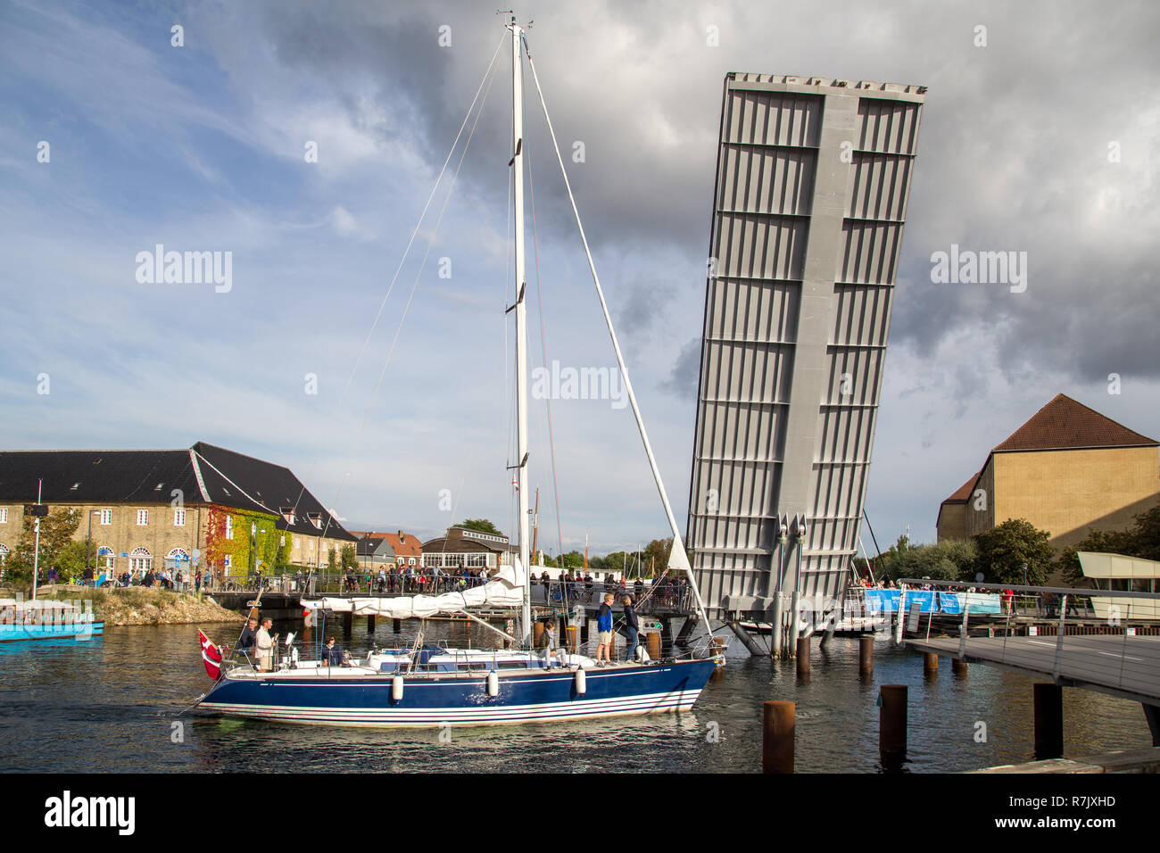 Segelboot vergeht geöffneten Zugbrücke in Kopenhagen, Dänemark. Stockfoto