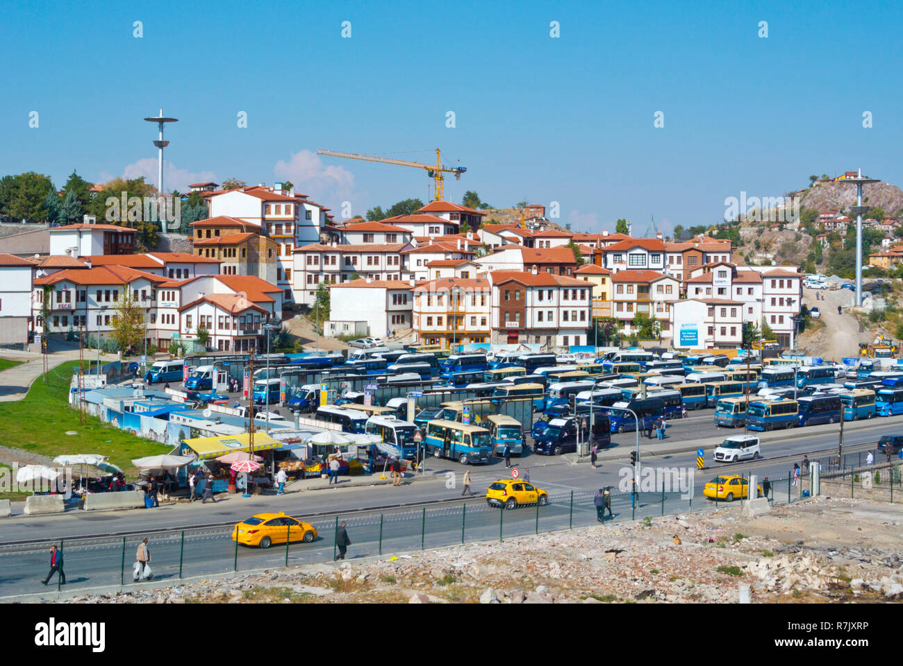 Kevgirli Sokak, mit einem Dolmus Bahnhof und restauriert und umgebaut im osmanischen Stil Häuser, Ulus, Ankara, Türkei, Eurasien Stockfoto