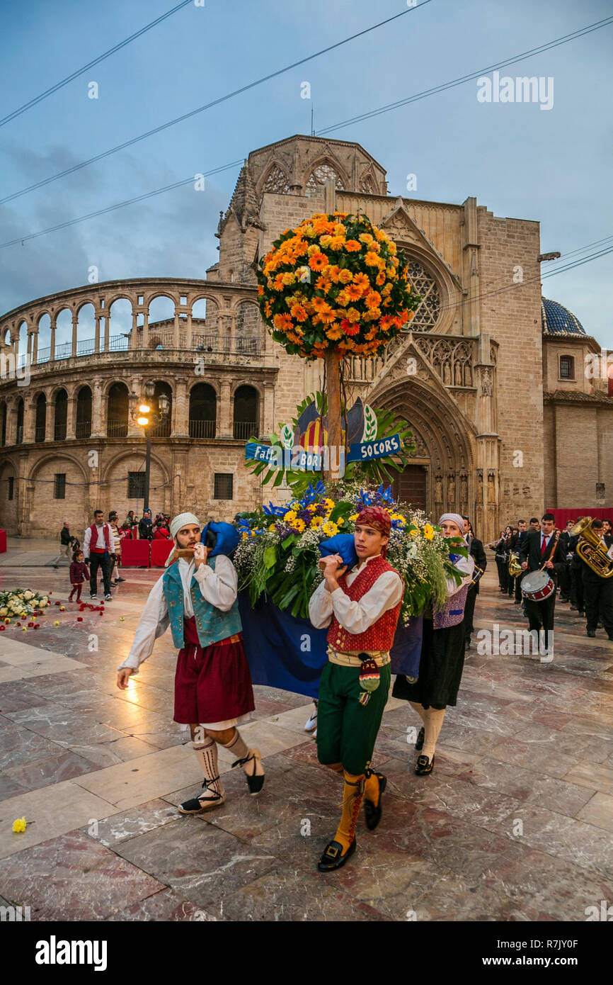 Fallas Festivals. Parade mit Blumen an die Jungfrau Maria. Valencia. Gemeinschaft Valencia. Spanien. Das immaterielle Kulturerbe der Menschheit. UNESCO Stockfoto