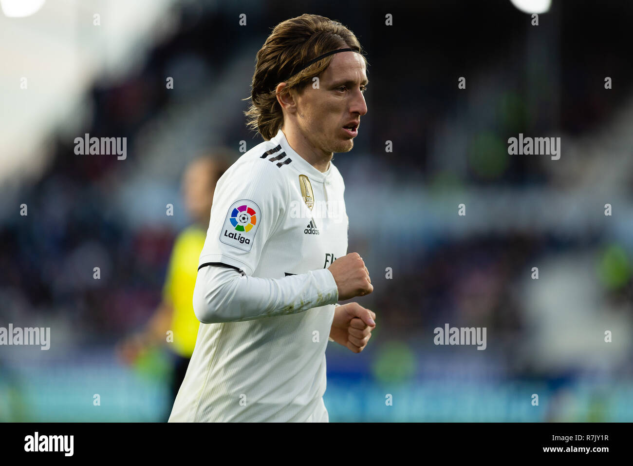 Huesca, Spanien. 09 Dez, 2018. Modric von Real Madrid (10) Während die LaLiga Match zwischen SD Huesca und Real Madrid im El Alcoraz. Credit: Daniel Marzo/Pacific Press/Alamy leben Nachrichten Stockfoto