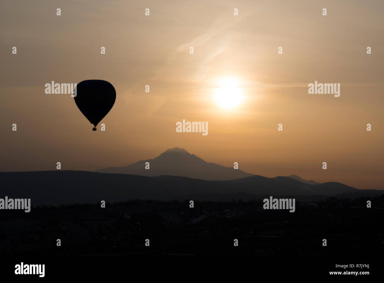 Hot Air Balloon Silhouette mit sonnigen Hintergrund Stockfoto