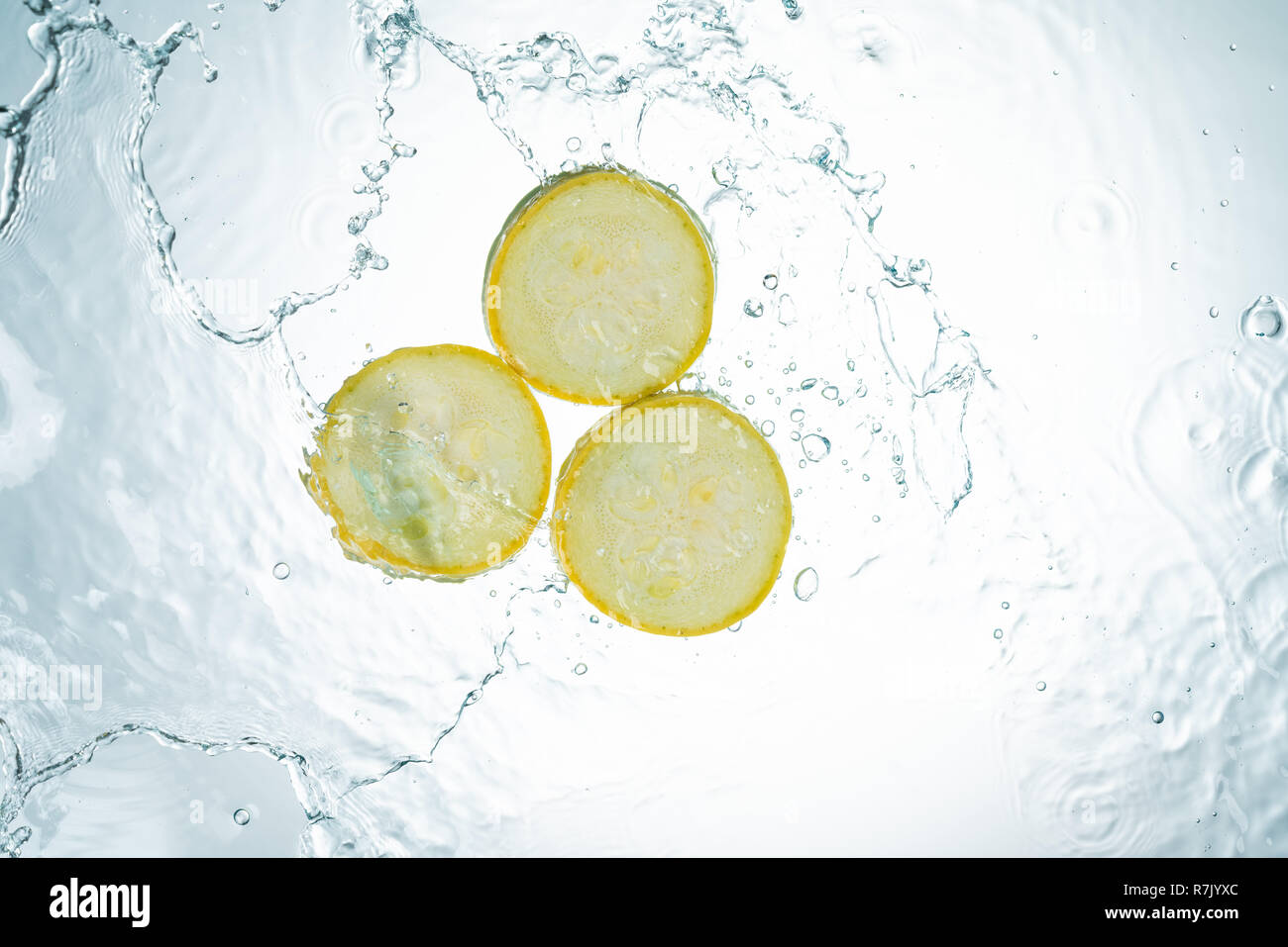 Zucchini Spritzwasser auf weißem Hintergrund Stockfoto