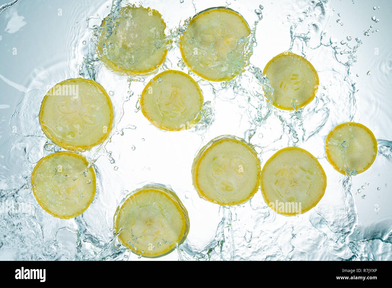 Zucchini Spritzwasser auf weißem Hintergrund Stockfoto