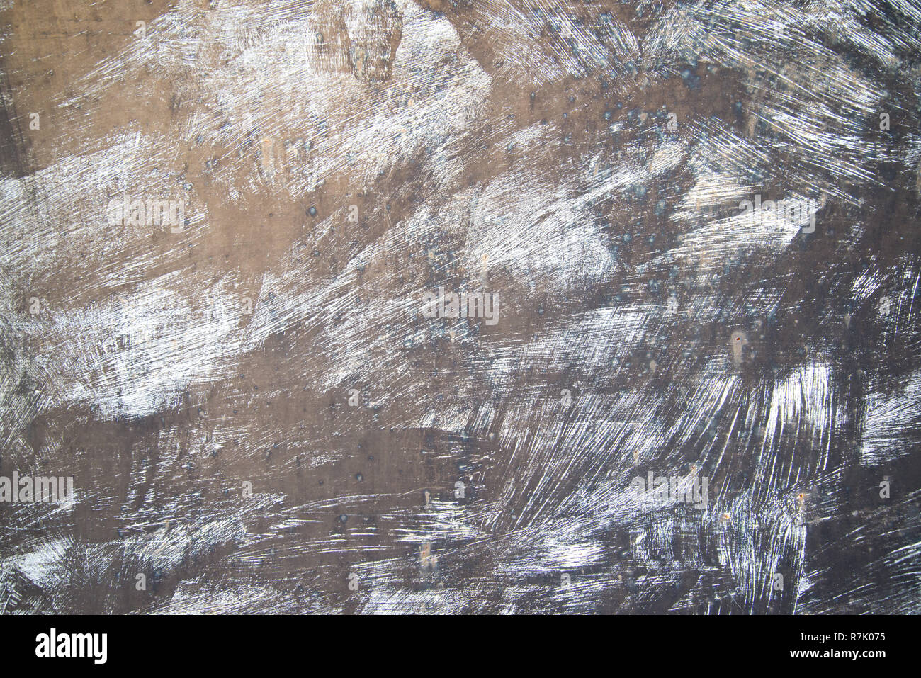 Grunge Textur mit einer tiefen Muster. Weiße Pinselstriche auf braunem Hintergrund Stockfoto