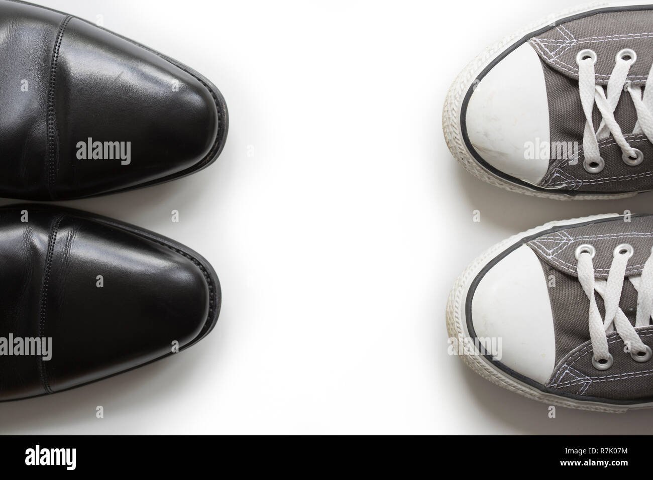 Ein elegantes Business Schuh (Oxford) und einem lässigen Schuh einander gegenüber. Verwendung als Symbol für das Konzept 'Work Life Balance'. Platz kopieren Stockfoto