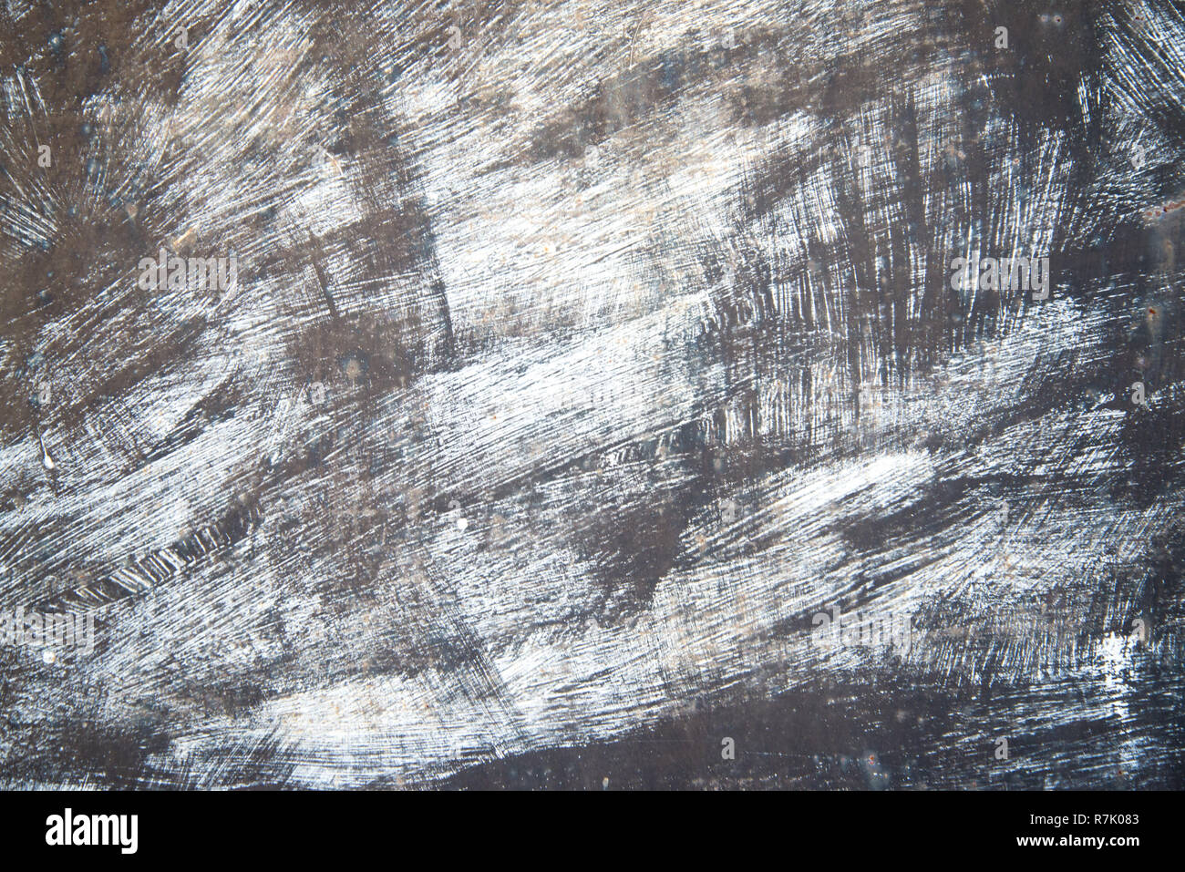 Grunge Textur mit einer tiefen Muster. Weiße Pinselstriche auf braunem Hintergrund Stockfoto