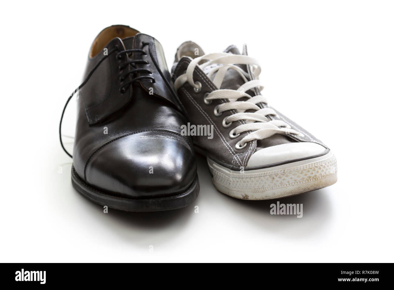 Ein elegantes Business Schuh (Oxford) und einem lässigen Schuh zusammen. Verwendung als Symbol für das Konzept 'Work Life Balance'. Stockfoto