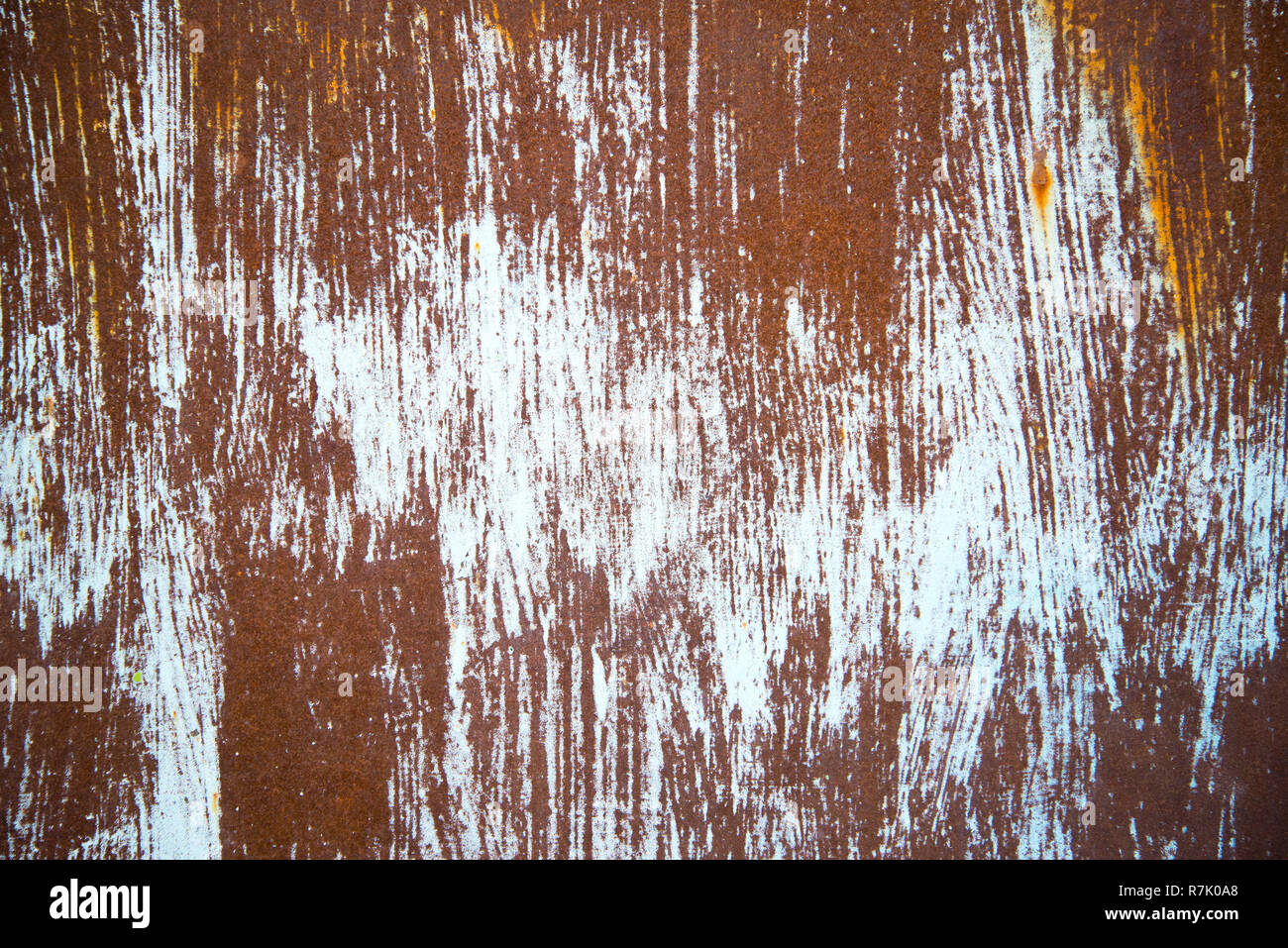 Grunge Textur mit einer tiefen Muster. Weiße Pinselstriche auf braunem Hintergrund Stockfoto