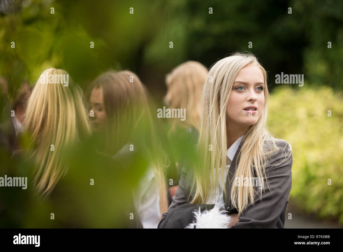 Gruppe von Weißen UK British School Girls außerhalb, Großbritannien Stockfoto