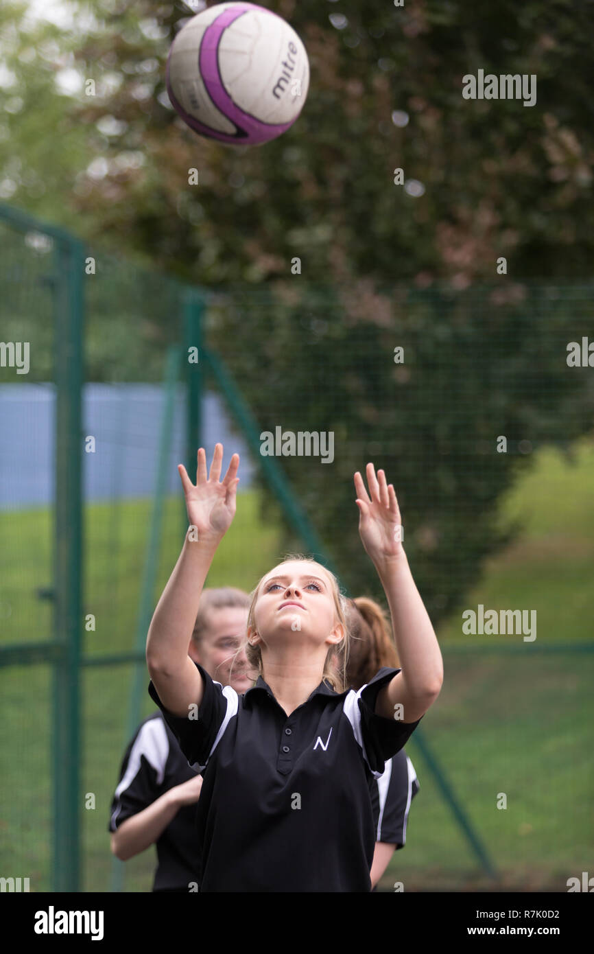 15 Jahre alten Mädchen, PE (Sport) in einer britischen Schule Spielplatz Stockfoto