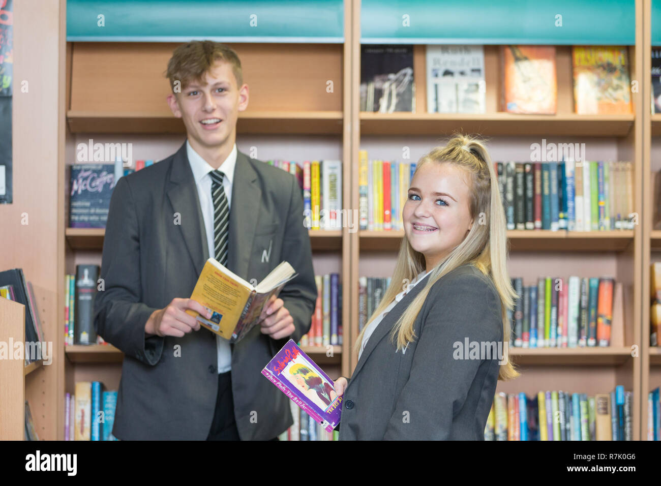 Zwei teenaged Schüler in einer britischen Schule in Großbritannien Bibliothek Stockfoto