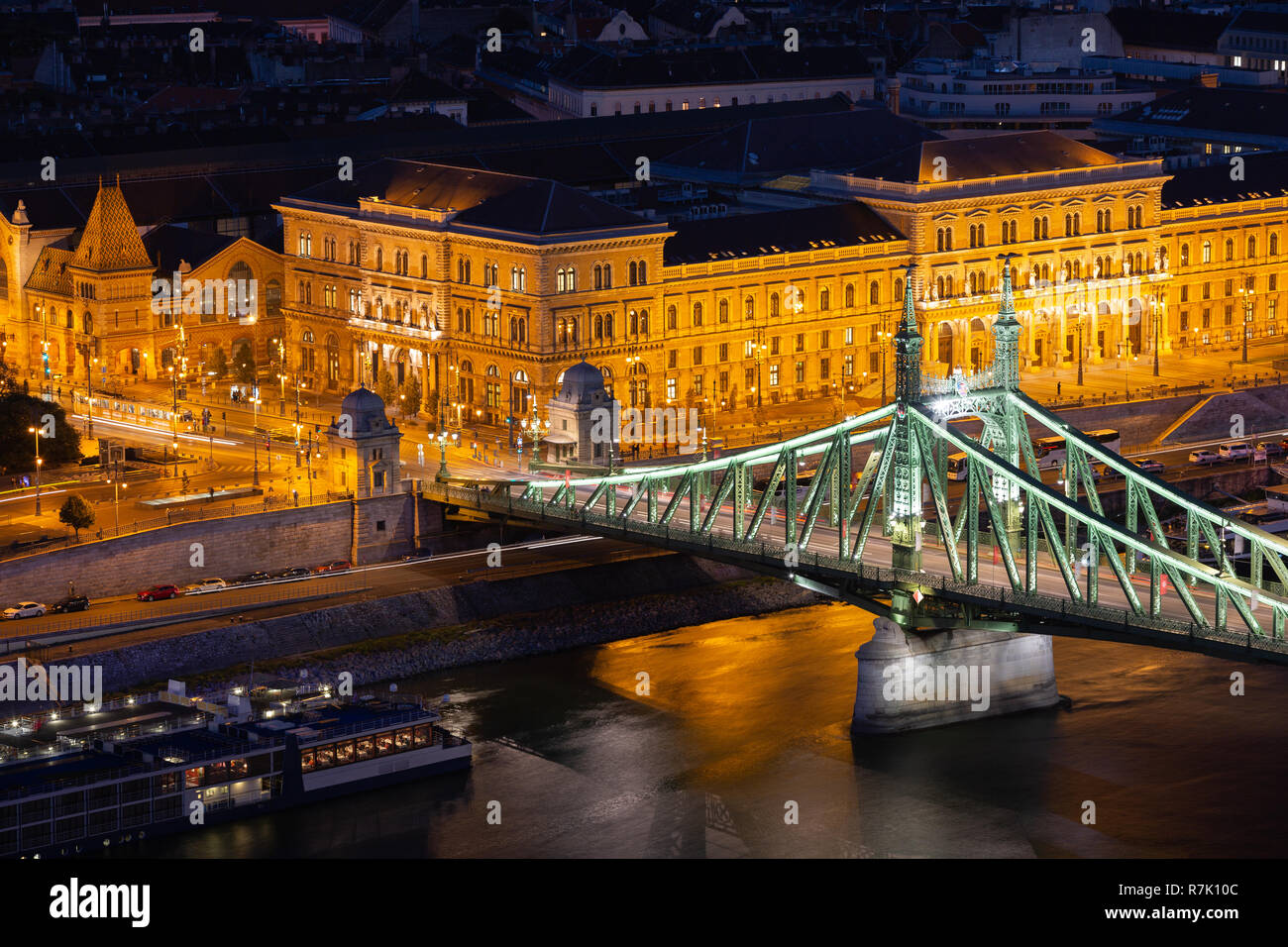 Blick von Gellert Hill auf die Brücke der Freiheit, Universität und Markthalle in Budapest, Ungarn Stockfoto