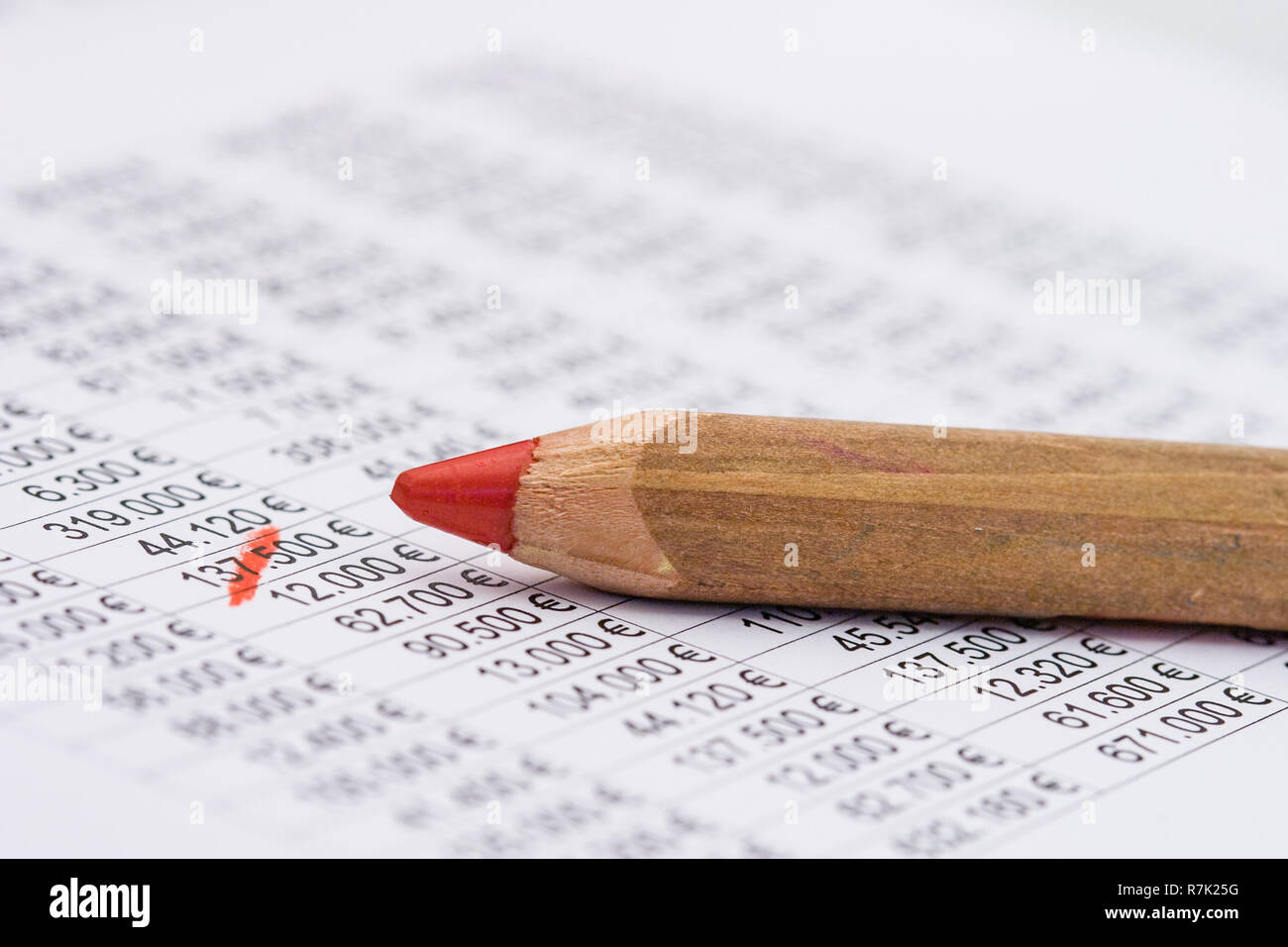 Einstellung der roten Bleistift auf eine finanzielle Planung Blatt (Euro zahlen) Stockfoto