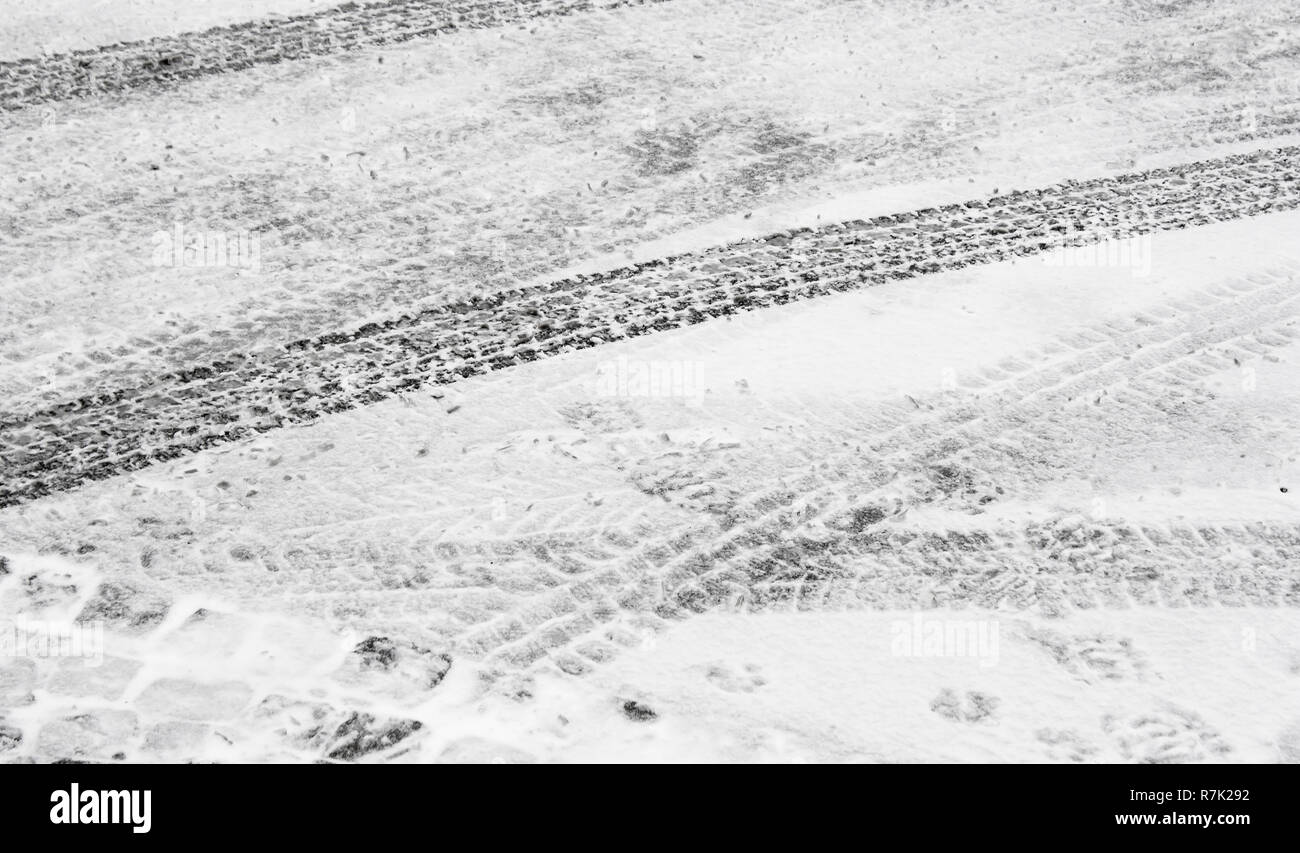 Blurry Straße der Stadt bedeckt mit Schnee Reifen Spuren im Winter Stockfoto