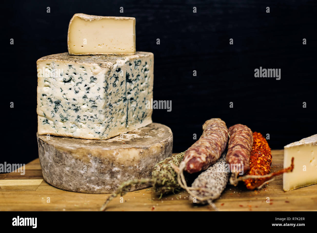 Auswahl an französischen getrocknete Wurst und Käse aus der Auvergne auf dem hölzernen Tisch Stockfoto
