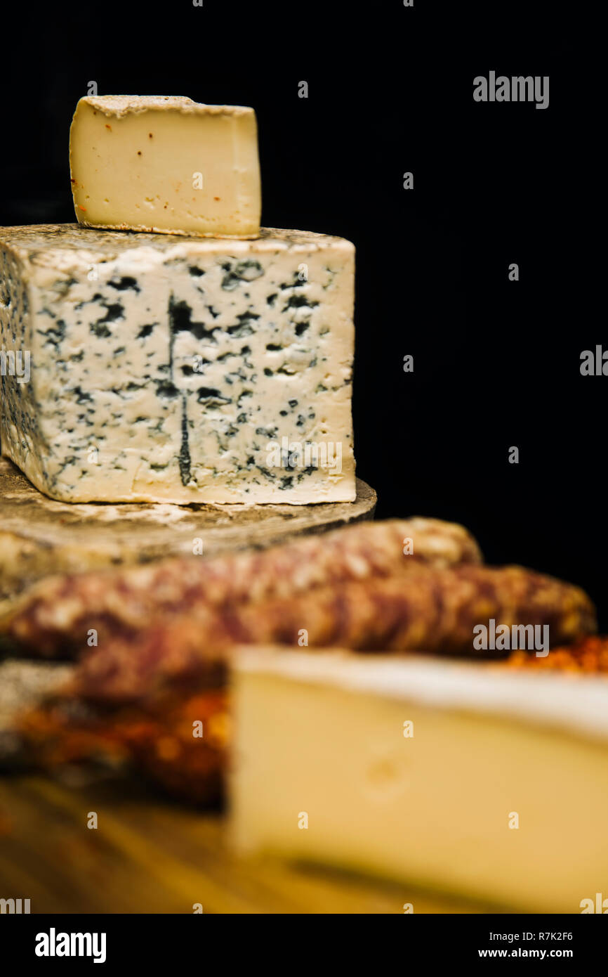 Auswahl an französischen getrocknete Wurst und Käse aus der Auvergne auf dem hölzernen Tisch Stockfoto
