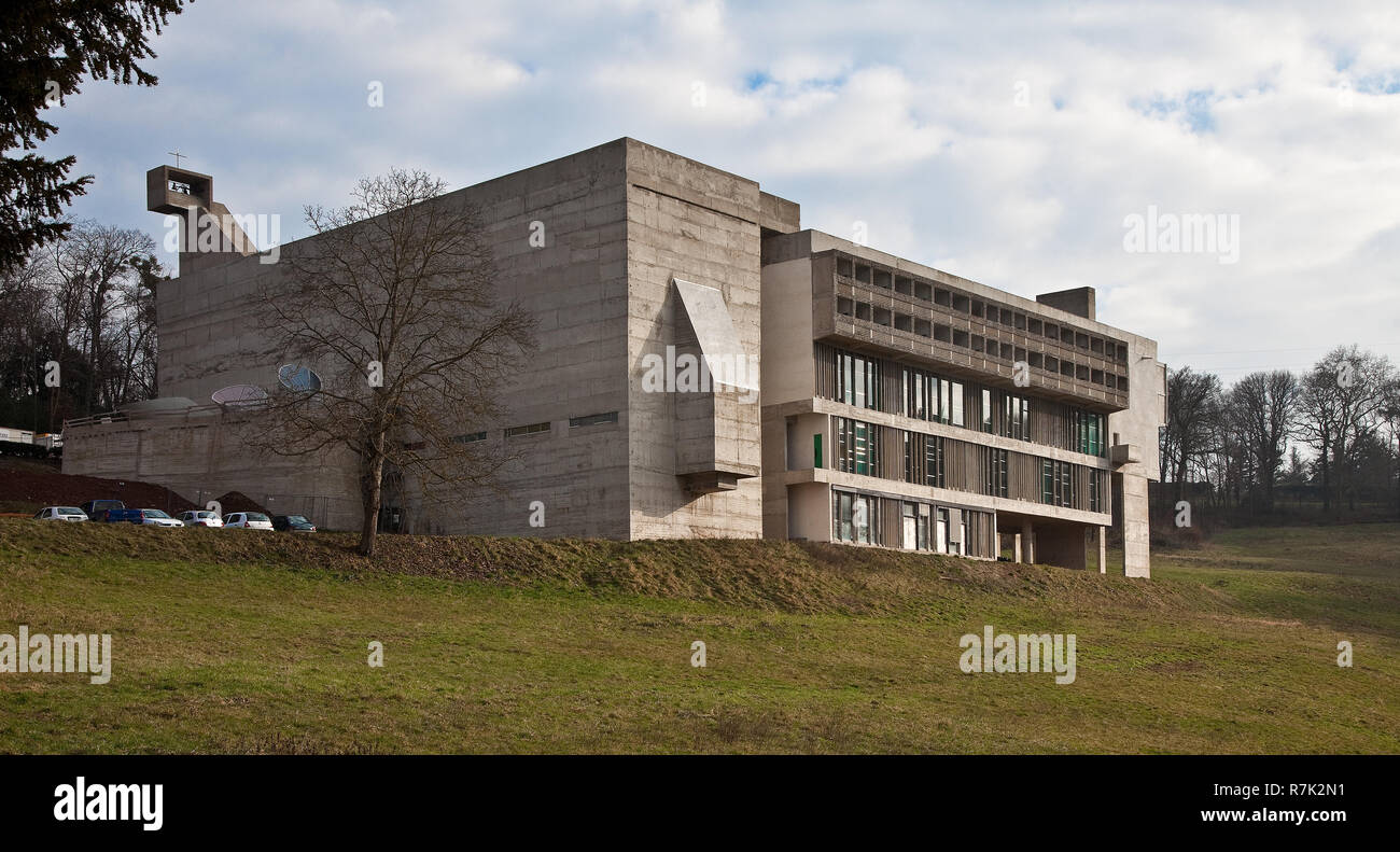 Éveux bei Lyon, Kloster Sainte-Marie de La Tourette, 1956-1960 von Le Corbusier, Außenansicht von Nordwesten, links Klosterkirche Stockfoto