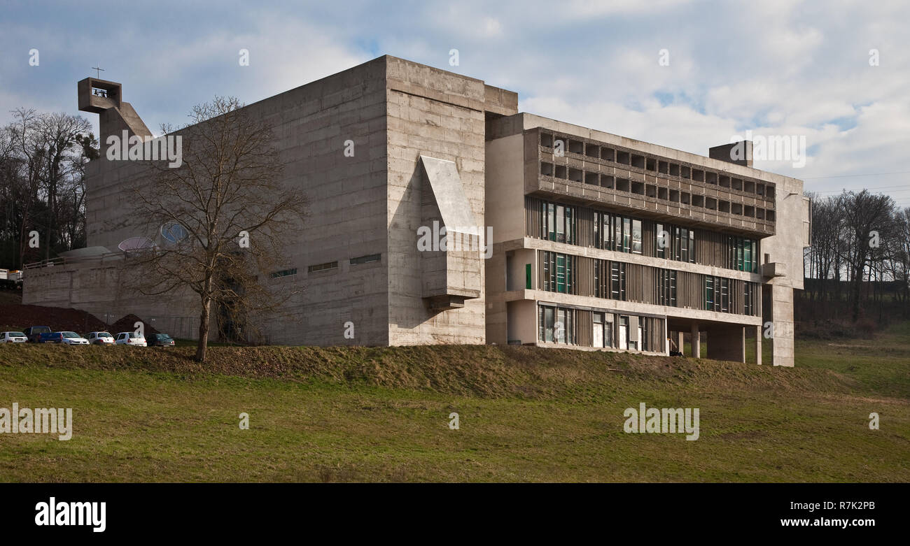 Éveux bei Lyon, Kloster Sainte-Marie de La Tourette, 1956-1960 von Le Corbusier, Außenansicht von Nordwesten, links Klosterkirche Stockfoto