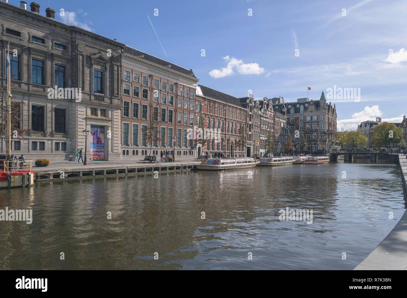 Amsterdam, Niederlande, 07. Oktober, 2018: Ansicht der Universität Amsterdam Fassade und Kanal Stockfoto