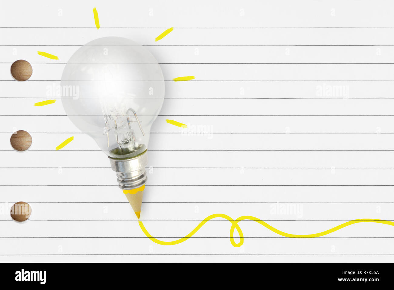 Glühbirne mit gelben Bleistift auf gestreifte Notebook - Kreativität und Idee, Konzept Stockfoto