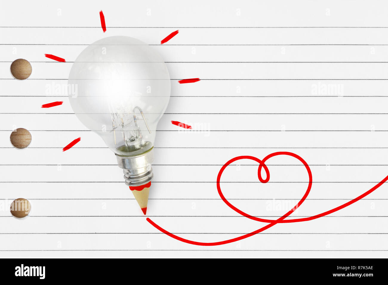 Lampe mit roten Herzen und Bleistift Skizze auf dem gestreiften Notebook - Liebe und Kreativität Konzept Stockfoto