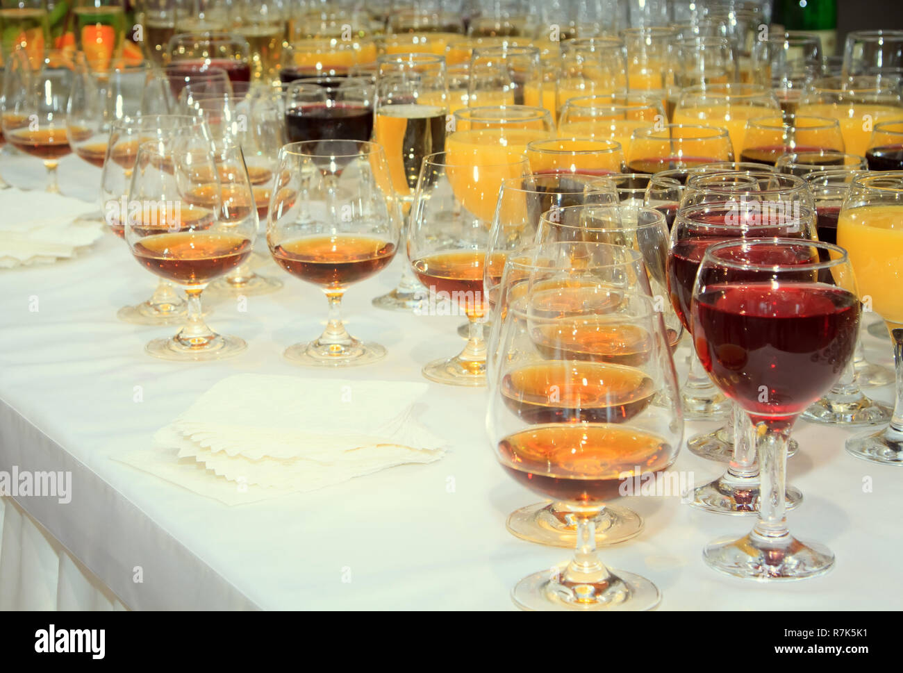 Eine Menge Weingläser mit alkoholischen Getränken auf dem Tisch Stockfoto