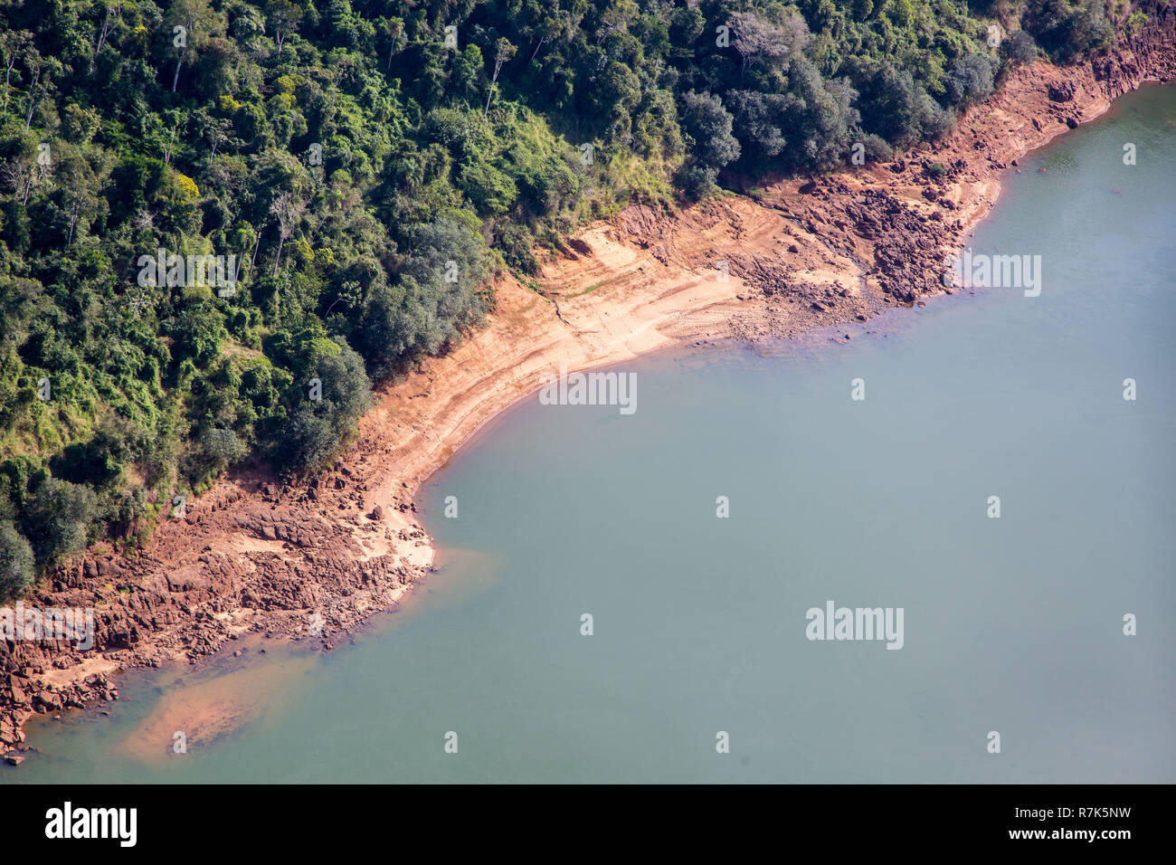 Wälder und Lehm und felsigen Ufer des Fluss Iguazu Luftaufnahme. Grenze von Brasilien und Argentinien. Iguassu National Park in der Nähe der Iguaçu Wasserfälle. Lateinamerika. Stockfoto Wälder und Lehm und felsigen Ufer des Fluss Iguazu Luftaufnahme. Grenze von Brasilien und Argentinien. Iguassu National Park in der Nähe der Iguaçu Wasserfälle. Lateinamerika. Stockfoto