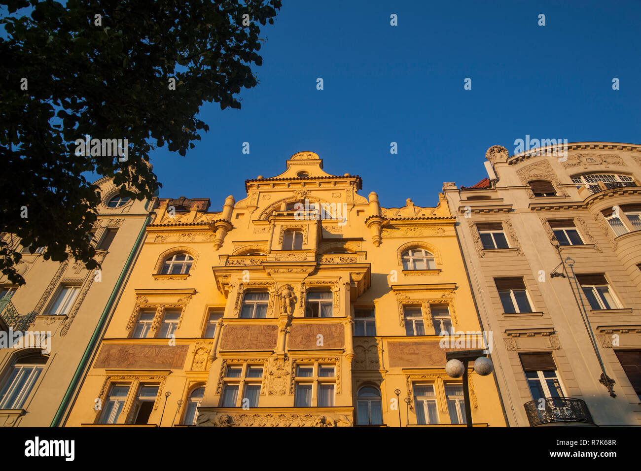 Gelbe bürgerliche Haus auf Masarykovo nábřeží in Prag Stockfoto