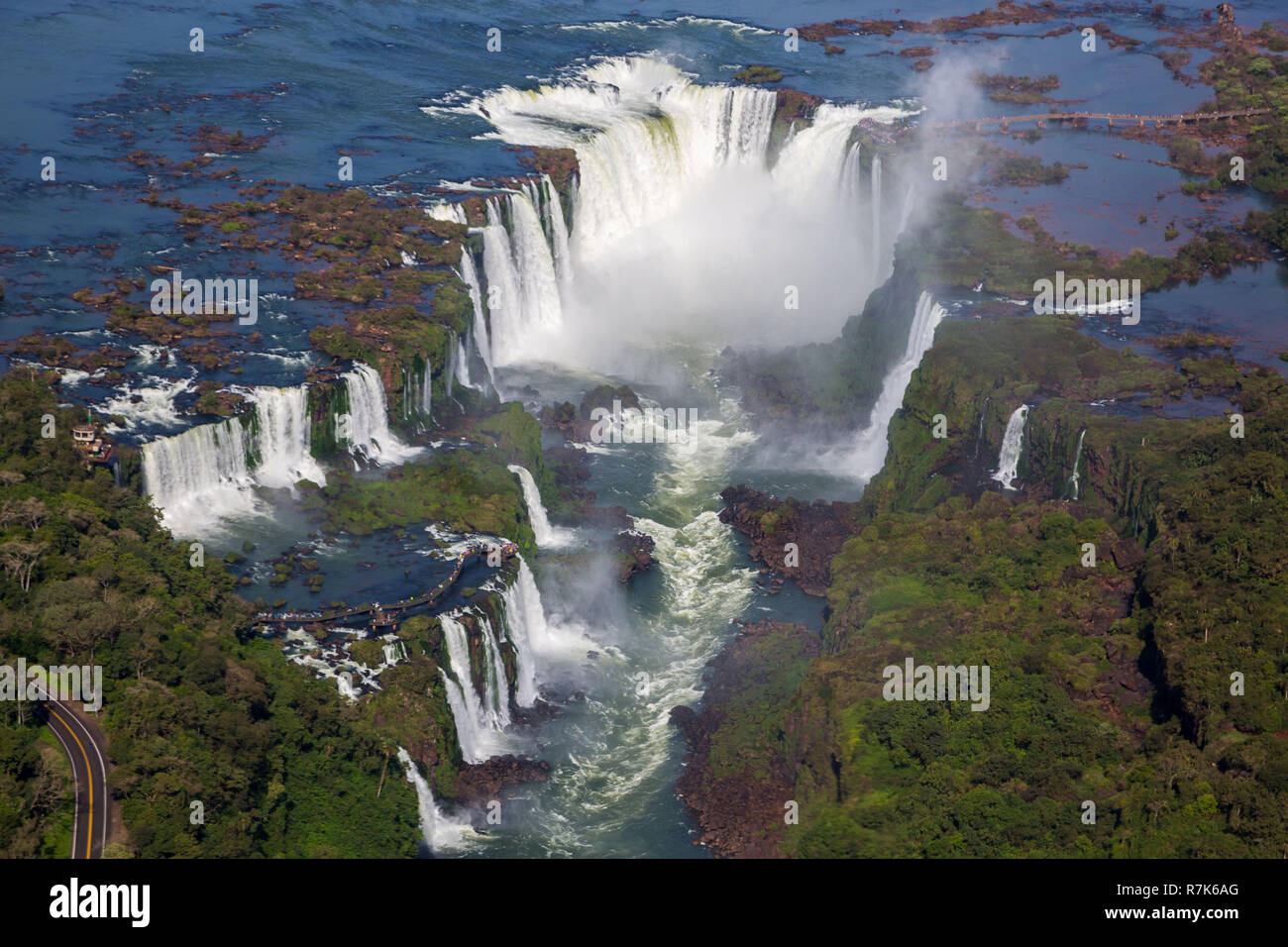 Luftaufnahme von Kehle Abgrund schöne Iguazu Wasserfälle der Teufel von einem Helikopterflug. Brasilien und Argentinien. Südamerika. Lateinamerika. Stockfoto Luftaufnahme von Kehle Abgrund schöne Iguazu Wasserfälle der Teufel von einem Helikopterflug. Brasilien und Argentinien. Südamerika. Lateinamerika. Stockfoto
