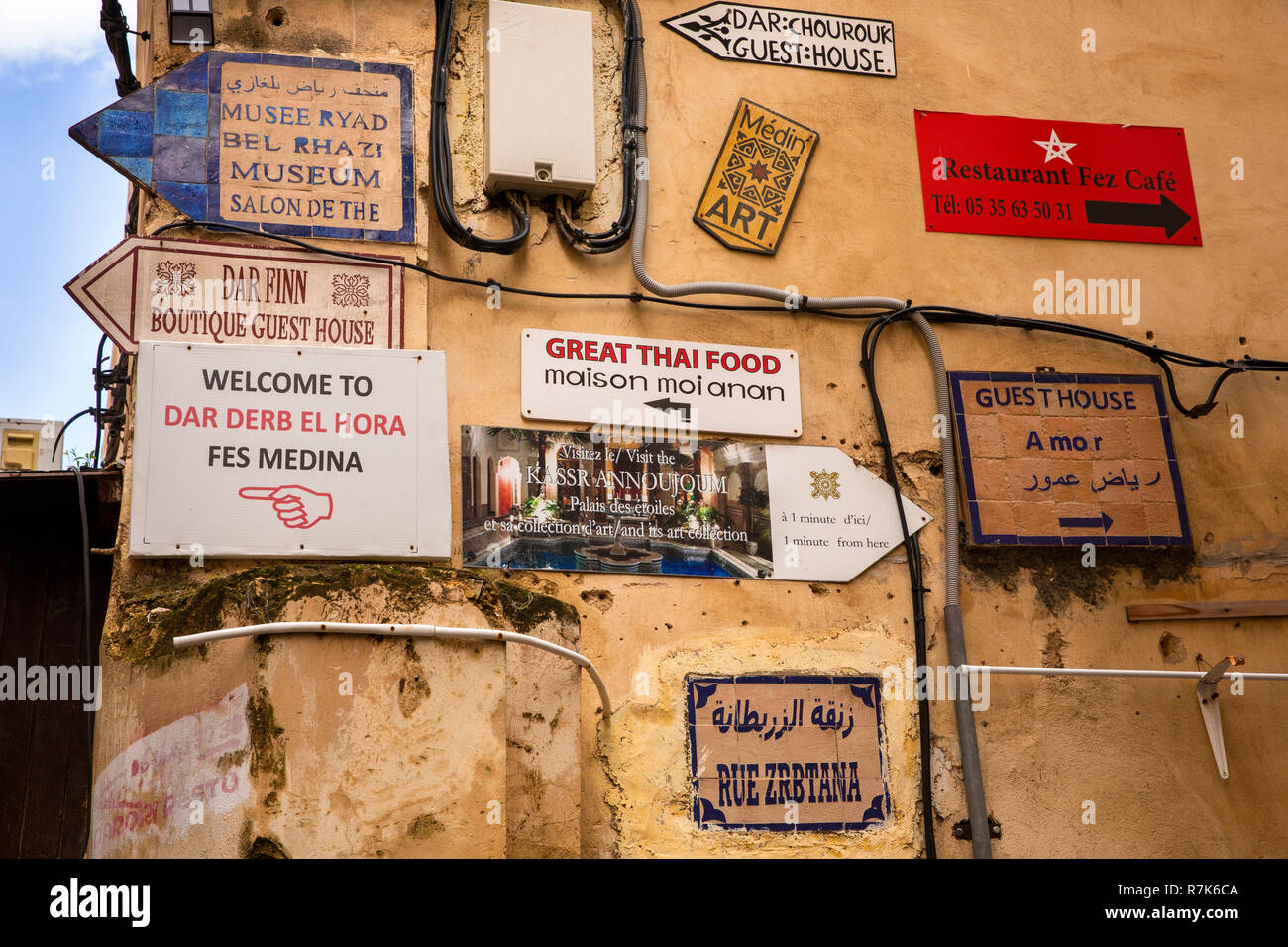 Marokko, Fes, Fes el Bali, Medina, Rue Zrbtana, Schilder Werbung, Restaurants, Riads & Guest Houses Stockfoto