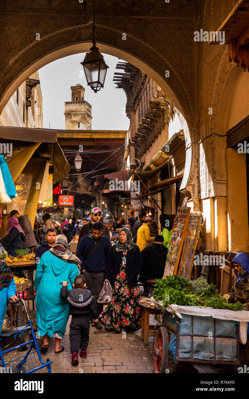 Marokko, Fes, Fes el Bali, Medina, in der Kasbah eine-Nouar, lokale Leute einkaufen in pflanzlichen Souk Stockfoto