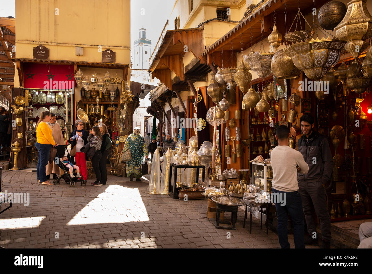 Marokko, Fes, Fes el Bali, Medina, Place Seffarine, metallarbeiten Geschäfte anzeigen Messinggeschirr zum Verkauf Stockfoto