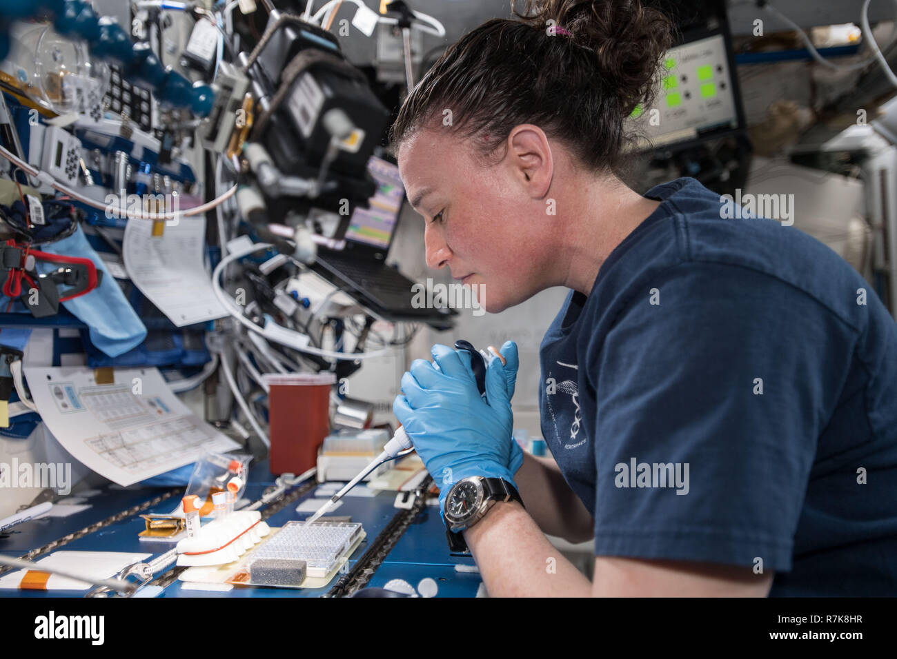 Amerikanische astronaut Serena Aunon-Chancellor arbeitet in das japanische Labor Kibo Modul mischen Protein crystal Proben zu Wissenschaftlern helfen zu verstehen, wie sie an Bord der Internationalen Raumstation am 9. November 2018 in der Erdumlaufbahn. Stockfoto