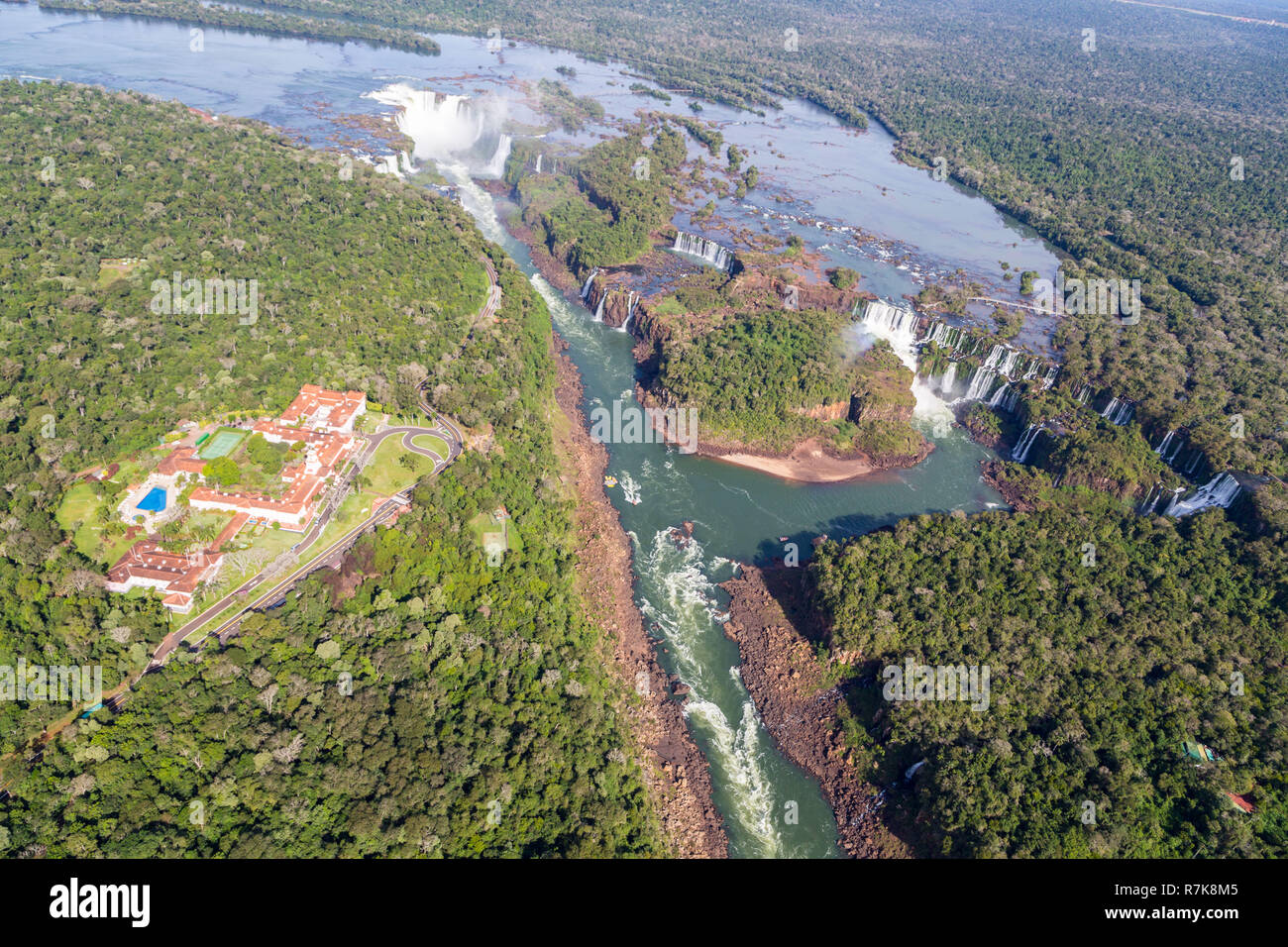 Aerial Vogelperspektive Panorama der Iguazu Wasserfälle von oben, von einem Hubschrauber. Grenze von Brasilien und Argentinien. National Park. Iguassu. Parana Zustand. Stockfoto Aerial Vogelperspektive Panorama der Iguazu Wasserfälle von oben, von einem Hubschrauber. Grenze von Brasilien und Argentinien. National Park. Iguassu. Parana Zustand. Stockfoto