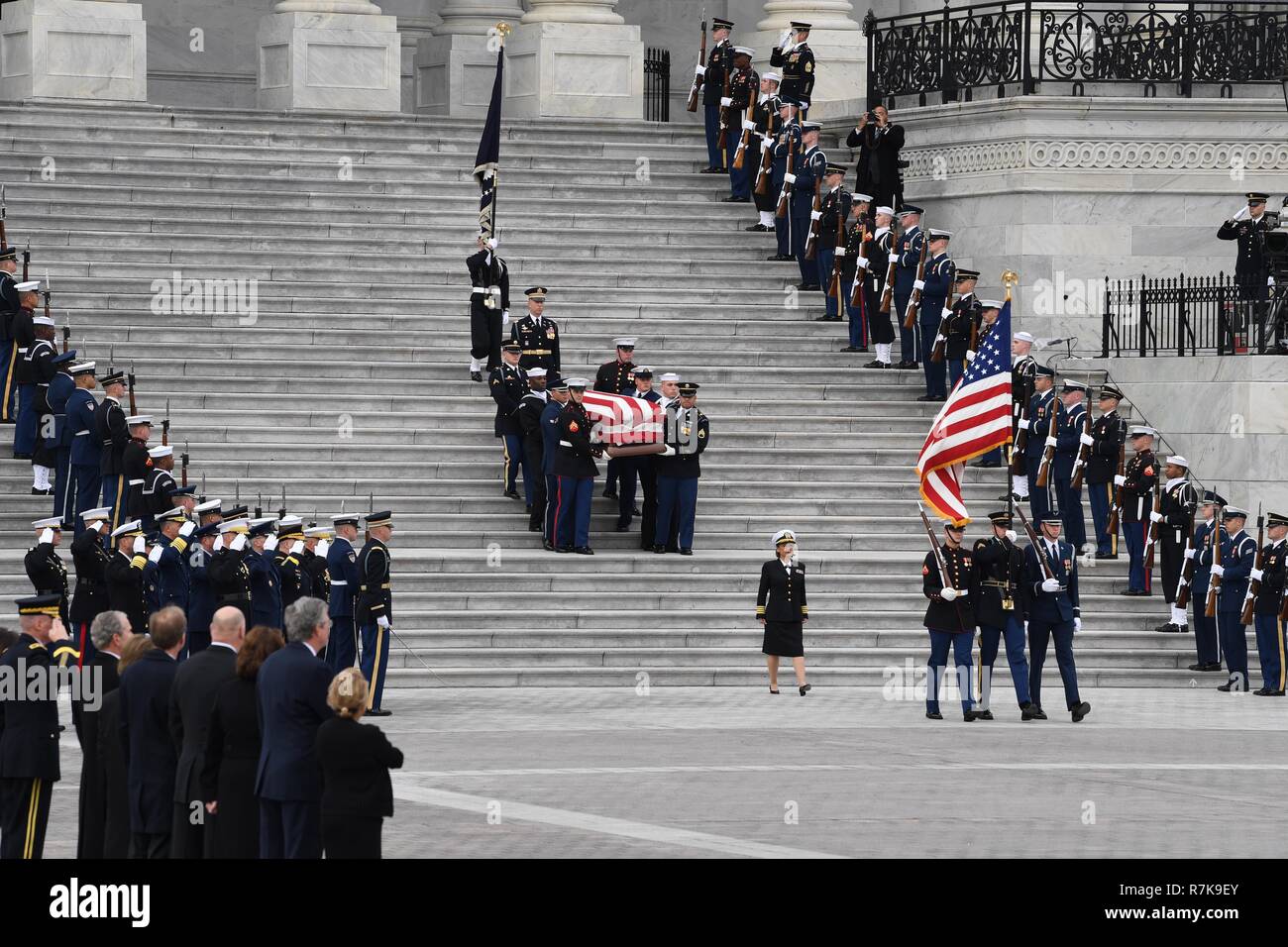 Gemeinsame Service pallbearers Führen der Flagge - drapierte Schatulle des ehemaligen Präsidenten George H.W. Bush auf der Treppe des U.S. Capitol für die Prozession zum Staatsbegräbnis Dezember 5, 2018 in Washington, DC. Bush, der 41. Präsident, starb in seinem Haus in Houston Alter 94. Stockfoto