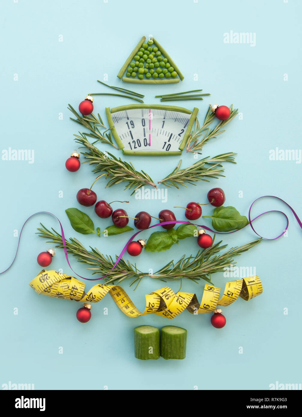Weihnachtsbaum aus gesunde Ernährung Inhaltsstoffe mit Maßband und Waagen überwachen Stockfoto