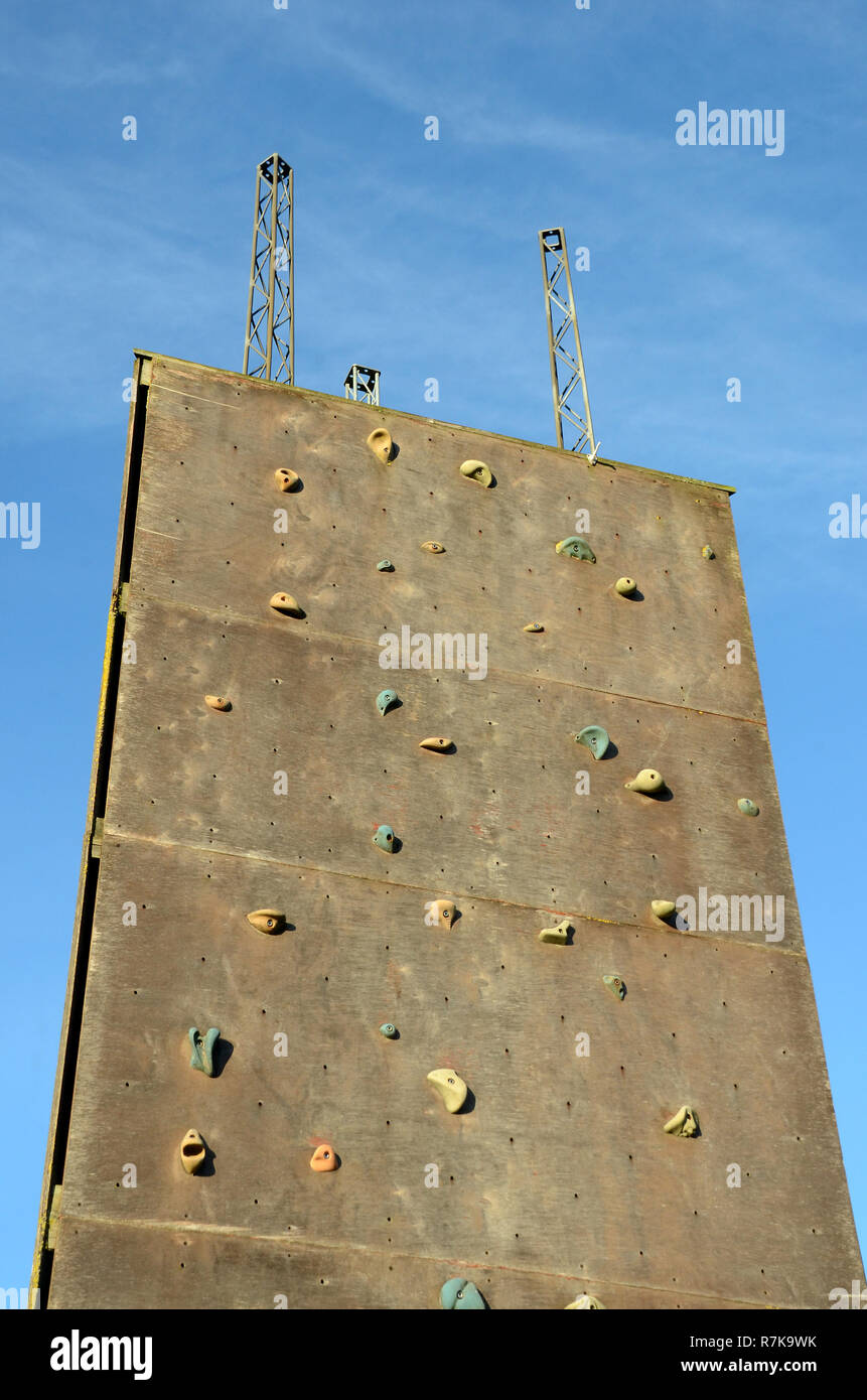 Kletterturm auf dem Weg zu einer blauen Himmel gesehen Stockfoto